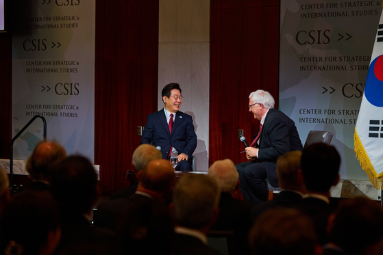 이재명 대통령이 25일(현지시간) 미국 워싱턴DC 국제전략문제연구소(CSIS) 인터내셔널 스튜디오에서 정책 연설을 마친 뒤 존 햄리 CSIS 소장과 대담하고 있다. 김현동 기자 