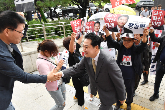 국민의힘 장동혁 대표 후보가 26일 오전 서울 여의도 국회 도서관에서 열린 제6차 전당대회 결선에 앞서 지지자들과 인사를 나누고 있다. 국회사진기자단