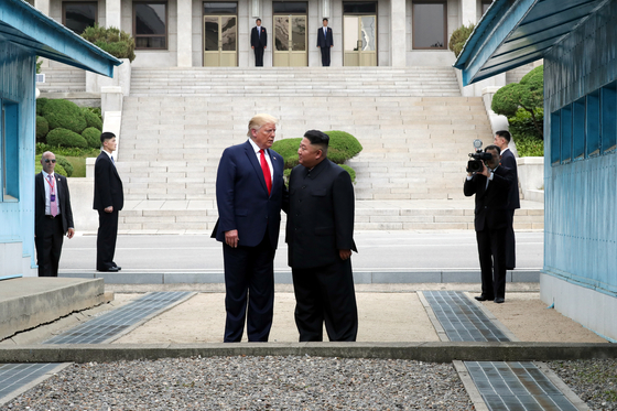 2019년 6월 30일 열린 판문점 북·미 정상회담에서 도널드 트럼프 미국 대통령과 김정은 북한 국무위원장이 이야기하고 있다. 청와대사진기자단