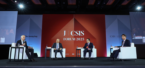 '중앙일보-CSIS 포럼 2025'가 26일 서울 중구 신라호텔 다이너스티홀에서 열렸다. '이재명-트럼프 시대, 한?미 동맹의 과제'를 주제로한 세션1에서 참석자들이 토론하고 있다. 왼쪽부터 필립 골드버그 전 주한 미국 대사, 송민순 전 외교통상부장관, 김성한 전 국가안보실장, 홍현익 전 국립외교원장. 김종호 기자
