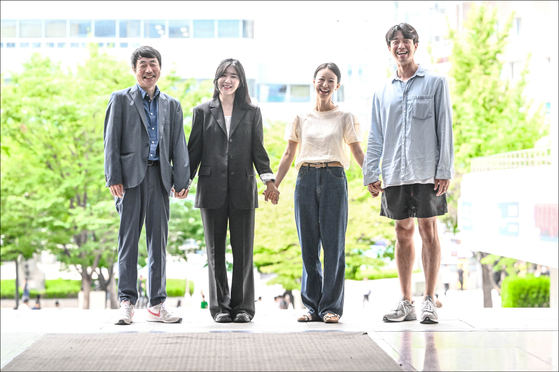 왼쪽부터 연극 '퉁소소리' 연출 고선웅, 배우 배우 최나라, 정새별, 박영민. 이들은 26일 세종문화회관에서 가진 라운드 인터뷰에서 '퉁소소리;에 대해 "재밌고 공감할 수 있는 작품"이라고 입을 모았다. 사진 세종문화회관사진 세종문화회관