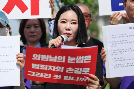 임보란 대한문신사중앙회 회장이 27일 서울 여의도 국회 앞에서 열린 문신 합법화 촉구 기자회견에서 발언하고 있다.    대한문신사중앙회는 이날 국회 보건복지위원회 전체회의에서 논의되는 문신사법의 통과를 촉구하는 동시에 국민과 의료계의 우려에 적극적으로 화답하겠다며 문신사 직업윤리강령을 선포했다. 연합뉴스