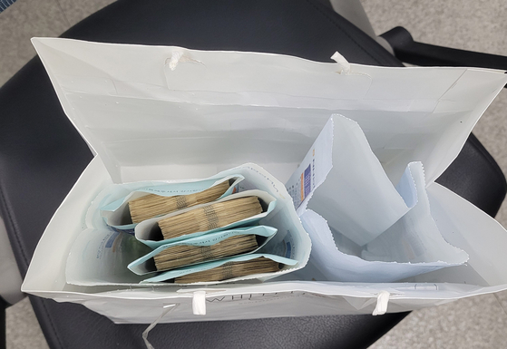 대전서부경찰서 형사과 이진웅 경사가 휴가 중 보이스피싱 현금수거책을 검거한 뒤 피해자에게 돌려 준 현금 1700만원. [사진 대전경찰청]