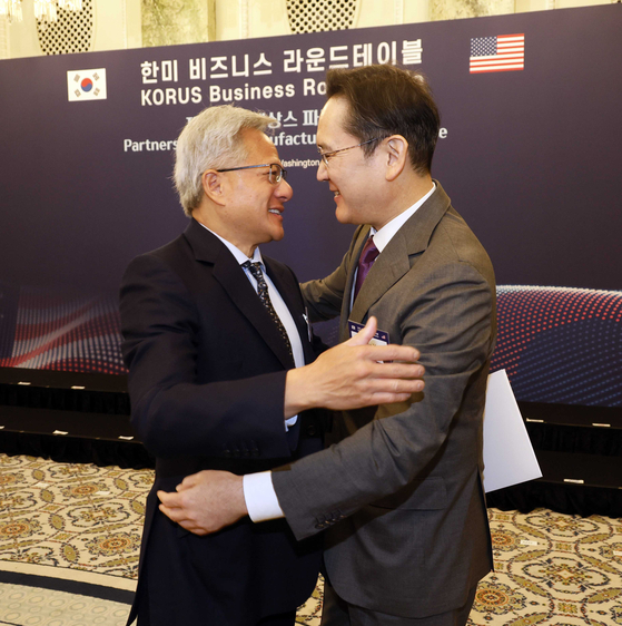 25일 워싱턴DC에서 열린 ‘한·미 비즈니스 라운드 테이블’ 행사에 젠슨 황 엔비디아 CEO(왼쪽)와 이재용 삼성전자 회장이 참석했다. 김현동 기자