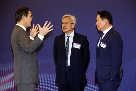 이재용 삼성전자 회장, 젠슨황 엔비디아 CEO, 최태원 SK 회장(왼쪽부터)이 비즈니스 라운드테이블에서 대화하고 있다. [사진 대통령실사진기자단]