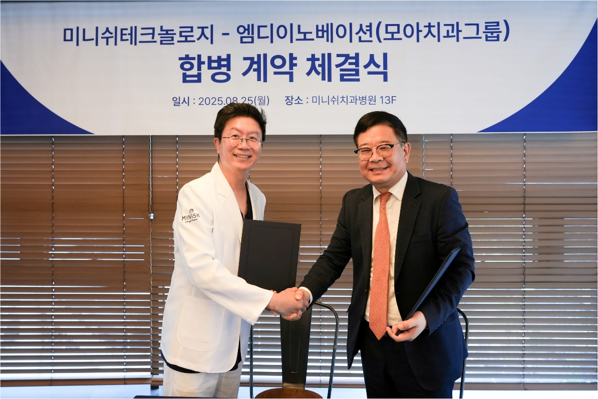 헬스테크기업 미니쉬테크놀로지는 26일 국내 1세대 네트워크 치과인 모아치과그룹을 운영하는 엠디이노베이션을 흡수·합병했다고 밝혔다. 미니쉬테크놀로지 강정호 대표(좌)와 엠디이노베이션 김태훈 대표가 합병 계약 체결식 후 포즈를 취하고 있다. (사진 제공=미니쉬테크놀로지)