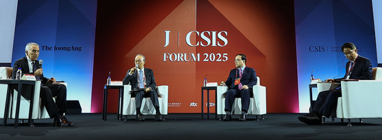 26일 서울 중구 신라호텔에서 열린 ‘중앙일보-CSIS 포럼 2025’에 참석한 필립 골드버그 전 주한 미국대사, 송민순 전 외교통상부 장관, 김성한 전 국가안보실장, 홍현익 전 국립외교원장(왼쪽부터)이 토론하고 있다. 김종호 기자