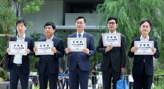 더불어민주당 이성윤, 장경태 의원 등이 김건희 특검에서 권성동 국민의힘 의원을 정치자금법 등 위반 혐의로 고발하는 입장문을 발표하고 있다. 장진영 기자