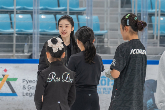 피겨 스케이팅 전 국가대표 김연아가 27일 강원도 강릉하키센터에서 열린 플레이윈터 피겨스케이팅 아카데미에서 후배들을 지도하고 있다. 뉴스1
