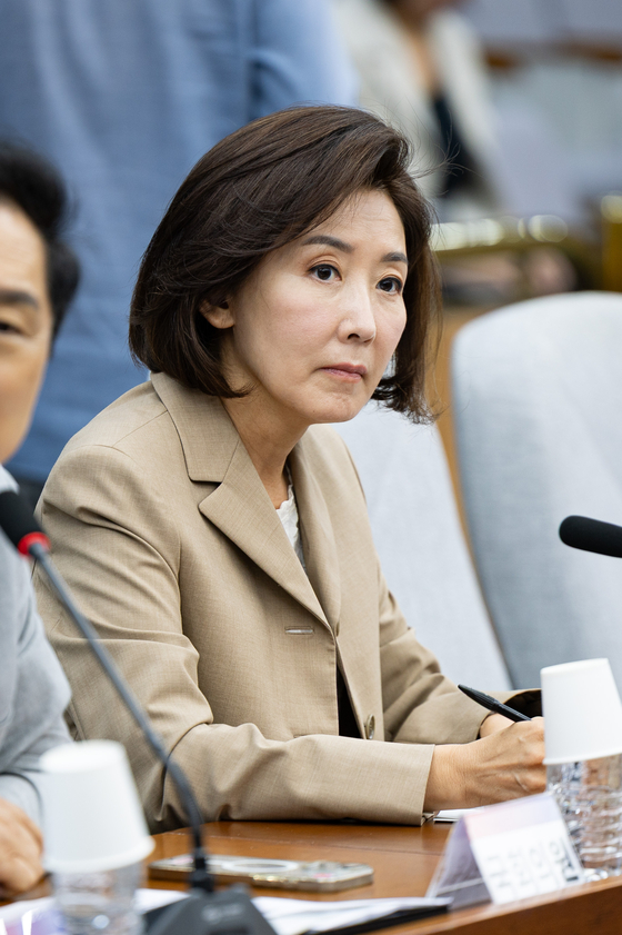 나경원 국민의힘 의원이 27일 서울 여의도 국회에서 열린 한미정상회담 결과 평가 긴급 간담회에 참석하고 있다. 뉴스1