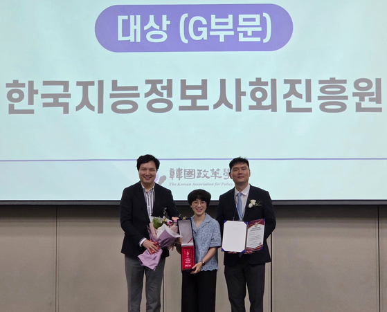 (왼쪽부터) 한국정책학회 ESG정책위원장 김태영(경희대), 한국지능정보사회진흥원 부원장 장경미, 한국정책학회 회장 박형준(성균관대)