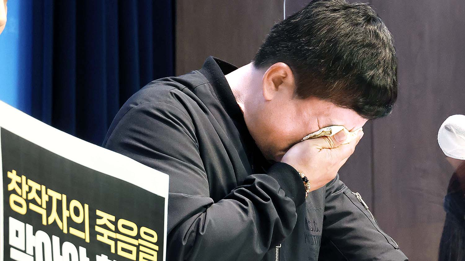 지난 2023년 3월 국회 소통관에서 열린 '검정고무신 고 이우영 작가 사건 대책위원회 기자회견'에서 공동제작자인 이 작가의 동생 이우진 작가가 발언도 중 눈물을 흘리고 있다. 연합뉴스