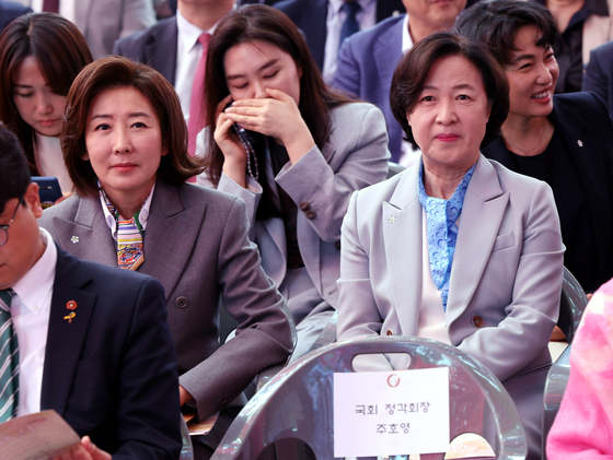 지난해 5월 15일 국민의힘 나경원 의원(왼쪽) 더불어민주당 추미애 의원이 서울 종로구 조계사에서 열린 '불기 2568년 부처님오신날 봉축 법요식'에 참석해 자리에 앉아 있다. 대통령실사진기자단