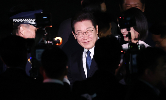 '3박 6일' 일본·미국 순방 일정을 마친 이재명 대통령이 28일 새벽 경기도 성남 서울공항을 통해 귀국하고 있다. 뉴스1