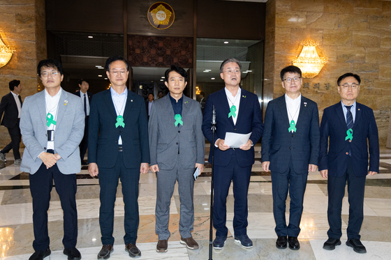 더불어민주당 충청지역 의원들이 27일 서울 여의도 국회 로텐더홀에서 '오송 지하차도 참사 진상규명과 재발방지 대책마련을 위한 국정조사계획서 승인의 건'이 국회 본회의를 통과한 후 기자회견을 하고 있다. 왼쪽부터 박주민 보건복지위원장, 송재봉, 이강일, 이연희, 임호선, 이광희 의원. 뉴스1