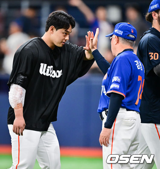 [OSEN=고척, 박준형 기자] 프로야구 한화 이글스가 부상에서 돌아온 문동주의 데뷔 첫 10승 호투에 힘입어 4연승을 달렸다. 고척 원정에서 8전 전승 행진까지 이어갔다.한화는 27일 서울 고척스카이돔에서 열린 2025 신한 SOL Bank KBO리그 키움 히어로즈와의 원정경기를 3-1로 승리했다.경기종료 후 데뷔 첫 10승 달성한 한화 문동주가 김경문 감독과 하이파이브를 하고 있다.  2025.08.27 / soul1014@osen.co.kr