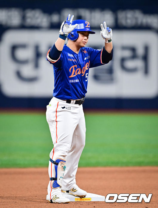 [OSEN=고척, 박준형 기자] 27일 오후 서울 고척스카이돔에서 ‘2025 신한 SOL BANK KBO리그’ 키움 히어로즈와 한화 이글스의 경기가 진행됐다.이날 키움은 메르세데스를, 한화는 문동주를 선발투수로 내세웠다.8회초 1사 1루 한화 문현빈이 1타점 적시 2루타를 날린뒤 세리머니를 하고 있다.   2025.08.27 / soul1014@osen.co.kr