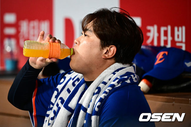 [OSEN=고척, 조은정 기자]26일 오후 서울 고척스카이돔에서 ‘2025 신한 SOL Bank KBO리그’ 키움 히어로즈와 한화 이글스의 경기가 열렸다.키움은 알칸타라, 한화는 류현진을 선발로 내세웠다.한화 류현진이 공격이닝에 목을 축이고 있다. 2025.08.26 /cej@osen.co.kr