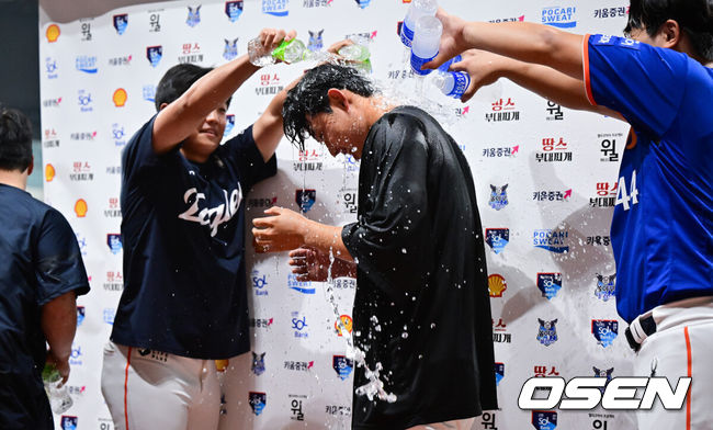 [OSEN=고척, 박준형 기자] 프로야구 한화 이글스가 부상에서 돌아온 문동주의 데뷔 첫 10승 호투에 힘입어 4연승을 달렸다. 고척 원정에서 8전 전승 행진까지 이어갔다.한화는 27일 서울 고척스카이돔에서 열린 2025 신한 SOL Bank KBO리그 키움 히어로즈와의 원정경기를 3-1로 승리했다.경기종료 후 데뷔 첫 10승 달성한 한화 문동주가 동료들에게 축하 물세례를 받고 있다.  2025.08.27 / soul1014@osen.co.kr