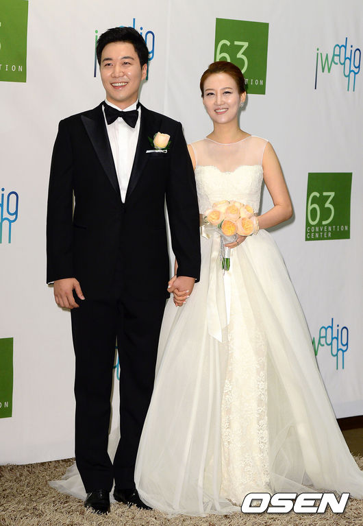 [OSEN=이대선 기자] 28일 오전 서울 여의도 63빌딩 그랜드볼룸홀에서 가수 장윤정과 아나운서 도경완의 결혼식에서 아나운서 도경완과 가수 장윤정이 포토타임을 하고 있다.가수 장윤정과 아나운서 도경완의 결혼식은 1부와 2부로 진행되며, 주례는 KBS 길환영 사장이 맡는다.1부 사회는 개그맨 이휘재, 축가는 장윤정과 돈독한 우정을 자랑하는 화요비, 거미, 영지(전 버블시스터즈), 나비 등이 진행하며 2부에서는 개그맨 조세호(전 양배추)와 소속사 식구이자 후배가수인 박현빈이 각각 사회와 축가를 맡는다. /sunday@osen.co.kr