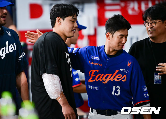 [OSEN=고척, 박준형 기자] 프로야구 한화 이글스가 부상에서 돌아온 문동주의 데뷔 첫 10승 호투에 힘입어 4연승을 달렸다. 고척 원정에서 8전 전승 행진까지 이어갔다.한화는 27일 서울 고척스카이돔에서 열린 2025 신한 SOL Bank KBO리그 키움 히어로즈와의 원정경기를 3-1로 승리했다.경기종료 후 데뷔 첫 10승 달성한 한화 문동주가 최재훈 포수의 축하를 받고 있다. .  2025.08.27 / soul1014@osen.co.kr