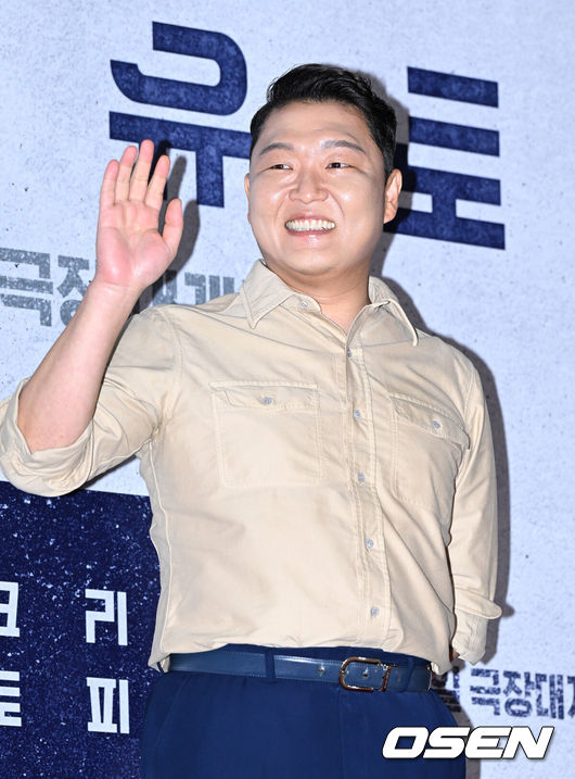 [OSEN=이대선 기자] 8일 오후 서울 송파구 롯데시네마 월드타워에서 영화 '콘크리트 유토피아' VIP 시사회가 열렸다.가수 싸이가 포토타임을 가지고 있다. 2023.08.08 /sunday@osen.co.kr