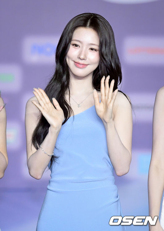[OSEN=고양, 조은정 기자]27일 오후 경기도 고양시 일산서구 킨텍스 제1전시장에서 '2025 SBS 가요대전 Summer' 블루카펫 행사가 열렸다.이날 행사에는 NCT 드림, 아이들, 투모로우바이투게더, 스테이씨, 엔하이픈, 아일릿, 베이비몬스터, 킥플립, 하츠투하츠, 키키, 클로즈유어아이즈, 힛지스, 우즈, 베이비돈크라이, 아이딧 등이 출연한다. 아이들 미연이 포즈를 취하고 있다. 2025.07.27 /cej@osen.co.kr