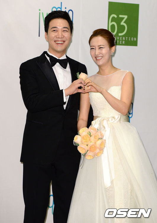 [OSEN=이대선 기자] 28일 오전 서울 여의도 63빌딩 그랜드볼룸홀에서 가수 장윤정과 아나운서 도경완의 결혼식에서 아나운서 도경완과 가수 장윤정이 포토타임을 하고 있다.가수 장윤정과 아나운서 도경완의 결혼식은 1부와 2부로 진행되며, 주례는 KBS 길환영 사장이 맡는다.1부 사회는 개그맨 이휘재, 축가는 장윤정과 돈독한 우정을 자랑하는 화요비, 거미, 영지(전 버블시스터즈), 나비 등이 진행하며 2부에서는 개그맨 조세호(전 양배추)와 소속사 식구이자 후배가수인 박현빈이 각각 사회와 축가를 맡는다. /sunday@osen.co.kr