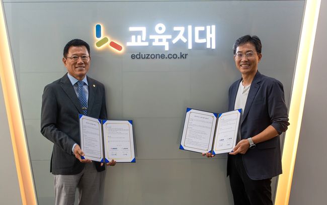 김기태 보람상조 대표이사(왼쪽) 업무협약식 후 포즈를 취하고 있다. / 사진제공=보람그룹