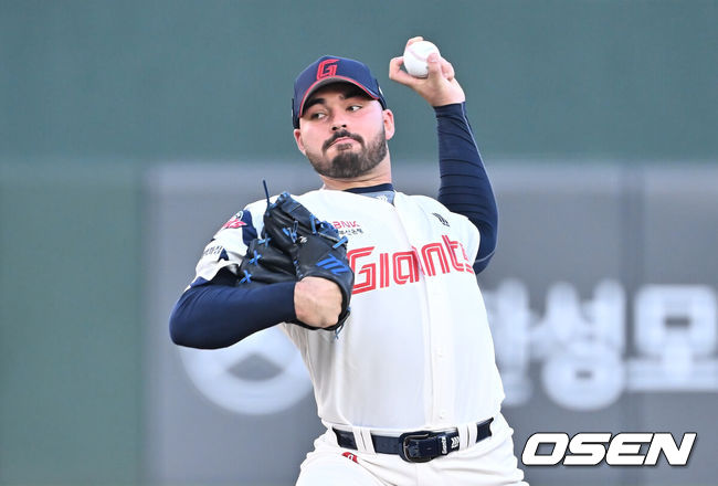 [OSEN=부산, 이석우 기자] 17일 부산 사직야구장에서 2025 신한 SOL 뱅크 KBO 리그 롯데 자이언츠와 삼성 라이온즈의 경기가 열렸다. 홈팀 롯데는 감보아가, 방문팀 삼성은 이승현이 선발 출전했다.롯데 자이언츠 선발 투수 감보아가 역투하고 있다. 2025.08.17 / foto0307@osen.co.kr