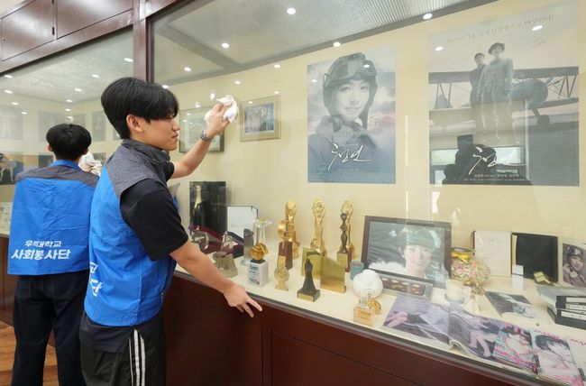 우석대 사회봉사실이 28일 전북 임실군 운암면에 위치한 장진영 기념관을 찾아 환경정화 봉사활동을 진행했다. / 우석대