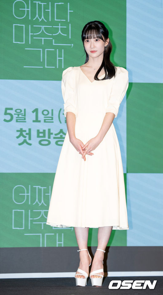 [OSEN=민경훈 기자] 27일 오후 서울 구로구 디큐브시티 더세인트에서 KBS2 새 월화드라마 ‘어쩌다 마주친, 그대’ 제작발표회가 열렸다.배우 서지혜가 무대 위에서 포즈를 취하고 있다. 2023.04.27 / rumi@osen.co.kr