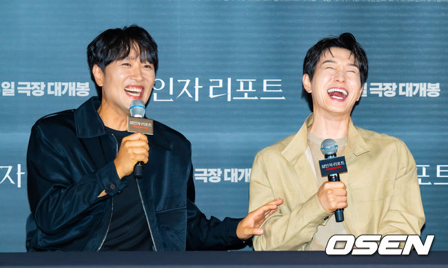 [OSEN=박준형 기자]  28일 오후 서울 용산아이파크몰 내 용산 CGV에서 영화 '살인자 리포트' 언론시사회가 진행됐다.영화 ‘살인자 리포트’는 특종에 목마른 베테랑 기자 선주(조여정)에게 정신과 의사 영훈(정성일)이 연쇄살인을 고백하는 인터뷰를 요청하면서 벌어지는 이야기다.배우 김태한과 정성일이 미소 짓고 있다.   2025.08.28 / soul1014@osen.co.kr