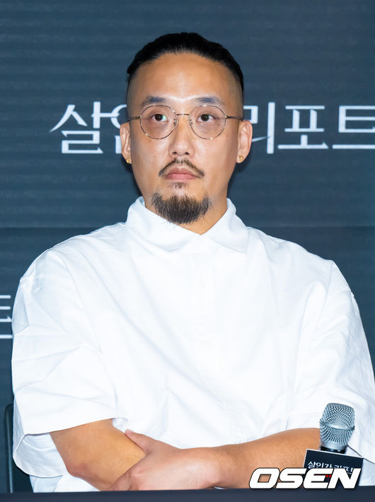 [OSEN=박준형 기자]  28일 오후 서울 용산아이파크몰 내 용산 CGV에서 영화 '살인자 리포트' 언론시사회가 진행됐다.영화 ‘살인자 리포트’는 특종에 목마른 베테랑 기자 선주(조여정)에게 정신과 의사 영훈(정성일)이 연쇄살인을 고백하는 인터뷰를 요청하면서 벌어지는 이야기다.조영준 감독이 질문을 듣고 있다.   2025.08.28 / soul1014@osen.co.kr