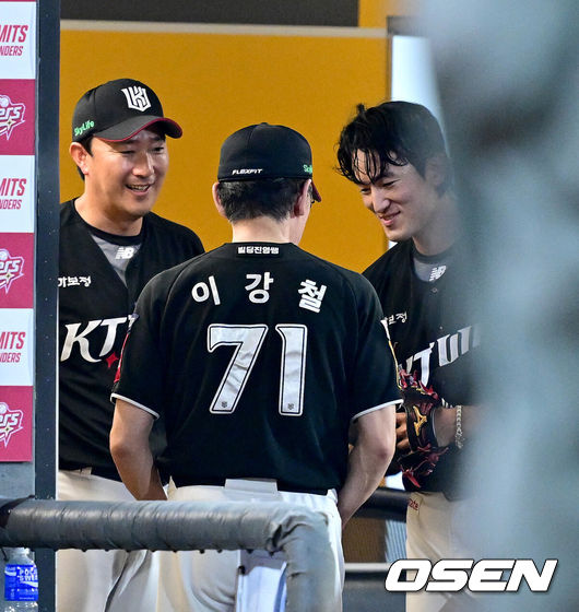 [OSEN=인천, 최규한 기자] 10일 인천 SSG랜더스필드에서 ‘2025 신한 SOL Bank KBO리그’ SSG 랜더스와 KT 위즈의 경기가 열렸다.홈팀 SSG는 드류 앤더슨, 방문팀 KT는 고영표를 선발로 내세웠다.6회말 SSG 공격을 무실점으로 막아낸 KT 선발 고영표가 더그아웃에서 이강철 감독과 인사를 나누고 있다 . 2025.07.10 / dreamer@osen.co.kr