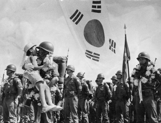 1966년 9월 베트남으로 떠나는 맹호부대 환송식이 서울공항에서 열렸다. 한 장병의 딸이 아빠에게 입맞춤을 하고 있다. [중앙포토]