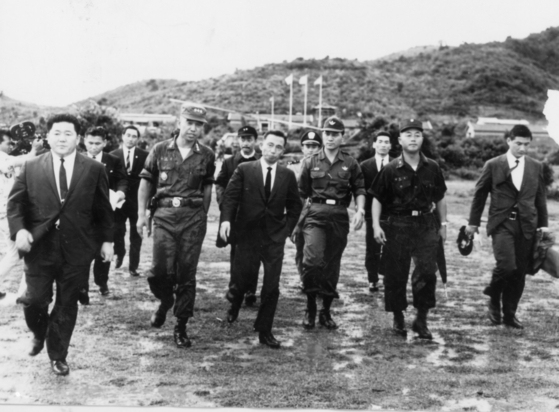 1966년 10월, 베트남을 방문한 박정희 대통령이 채명신(앞줄 왼쪽에서 둘째) 주월 한국군사령관의 안내로 부대를 시찰하고 있다. [중앙포토]