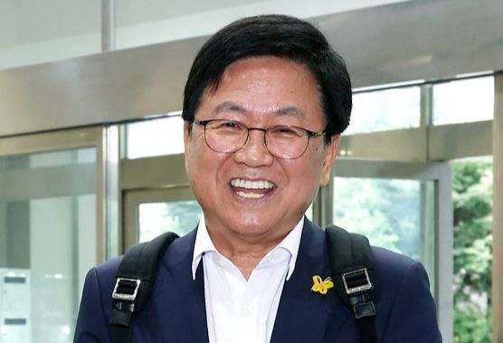 지난 14일 서울 영등포구 여의도 한국교육시설안전원에서 최교진 교육부 장관 후보자가 인사청문회 사무실로 출근하고 있다. 뉴스1