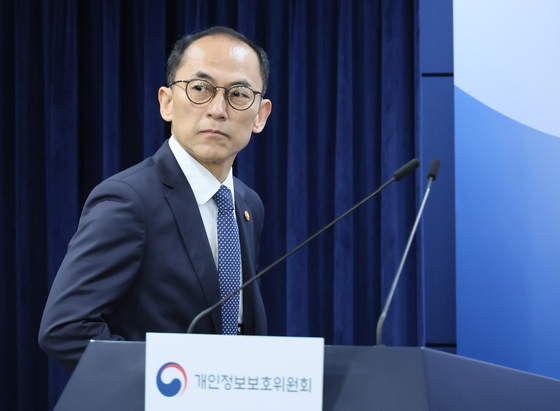 고학수 개인정보보호위원회 위원장이 28일 서울 종로구 정부서울청사에서 열린 제18회 전체회의 안건 관련 브리핑에 참석하고 있다.   연합뉴스