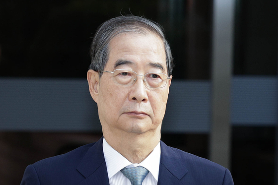 12?3 비상계엄 과정에서 윤석열 전 대통령의 내란 행위를 방조한 혐의를 받는 한덕수 전 국무총리가 27일 오후 서초구 서울중앙지방법원에서 열린 구속 전 피의자 심문(영장실질심사)을 마친 후 호송차에 탑승하고 있다. 뉴스1