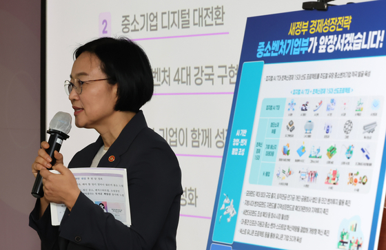 한성숙 중소벤처기업부 장관이 28일 서울 여의도 중소기업중앙회에서 취임 30일 기자간담회를 하고 있다. 뉴스1