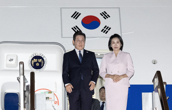 '3박 6일' 일본·미국 순방 일정을 마친 이재명 대통령과 김혜경 여사가 28일 새벽 경기도 성남 서울공항을 통해 귀국해 인사하고 있다. 김현동 기자