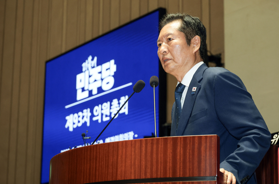 정청래 더불어민주당 대표가 27일 오후 국회에서 열린 의원총회에 참석해 발언하고 있다. 김성룡 기자