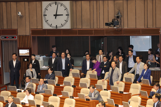 27일 서울 여의도 국회 본회의에서 국가인권위원회 위원(이상현), 국가인권위원회 위원(우인식) 선출안이 부결되자 국민의힘 의원들이 항의하고 있다. 연합뉴스