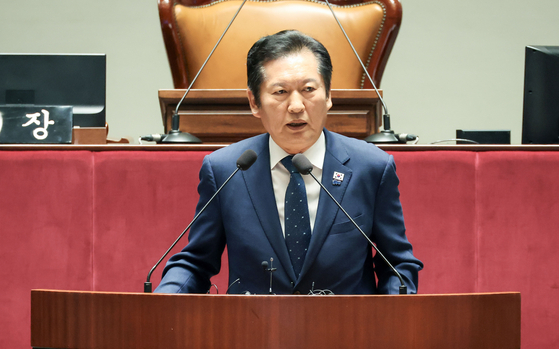 정청래 더불어민주당 대표가 27일 오후 국회에서 열린 의원총회에 참석해 발언하고 있다. 김성룡 기자