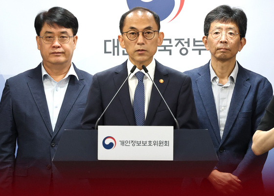 고학수 개인정보보호위원회 위원장이 28일 서울 종로구 정부서울청사에서 브리핑을 갖고 대규모 고객 유심(USIM) 정보 유출 사고가 발생한 SK텔레콤(SKT)에 대한 제재안을 발표하고 있다.  [뉴스1]