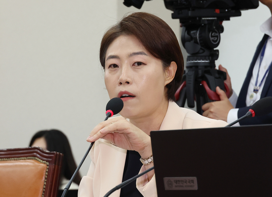 지난 6월 서울 여의도 국회에서 열린 교육위원회 전체 회의에서 서지영 국민의힘 서지영 의원이 질의하고 있다. 연합뉴스