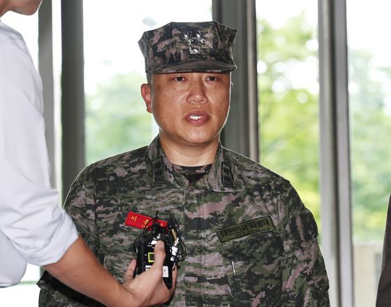 순직 해병의 직속상관인 이용민 전 해병대1사단 포병여단 포7대대장이 28일 오후 서울 서초구 '순직 해병 특검'(이명현 특별검사) 사무실에서 업무상 과실치사 혐의로 조사받기 위해 출석하고 있다. 뉴스1