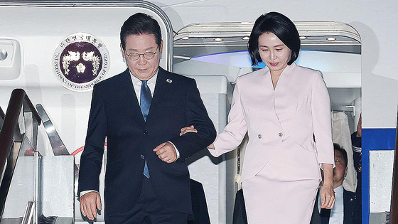  미국 순방을 마친 이재명 대통령과 김혜경 여사가 28일 경기도 성남 서울공항을 통해 귀국하고 있다. 김현동 기자