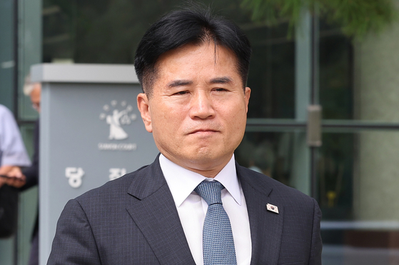 지난해 4·10 총선 과정에서 재산 일부를 누락 신고한 혐의 등으로 기소돼 1심에서 당선무효형을 선고받은 더불어민주당 이병진 의원이 28일 경기도 수원시 영통구 수원고등법원에서 열린 항소심 선고공판을 마치고 나오고 있다. 연합뉴스